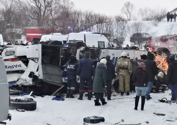 Аутобус слетео са моста: Деветнаест мртвих међу којима и дете, пет повређених (ФОТО/ВИДЕО)